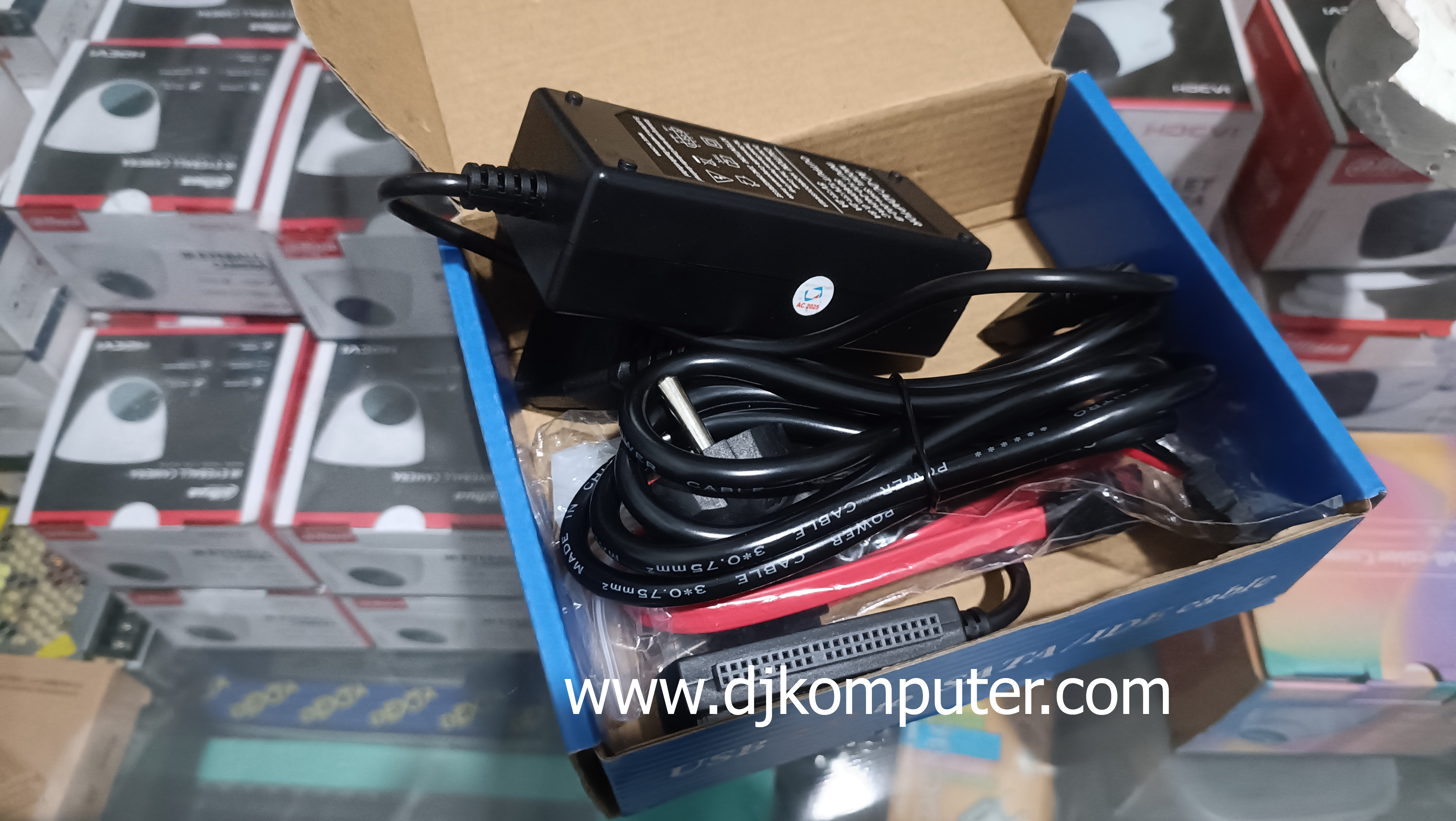 <p>Dengan GPS, kamu bisa mengetahui lokasi, rute perjalanan, kecepatan, waktu berhenti, bahkan Riwayat perjalanan kendaraan. Semua informasi ini dapat diakses langsung dari ponsel atau komputer melalui aplikasi yang mudah digunakan.</p><p>&nbsp;</p>